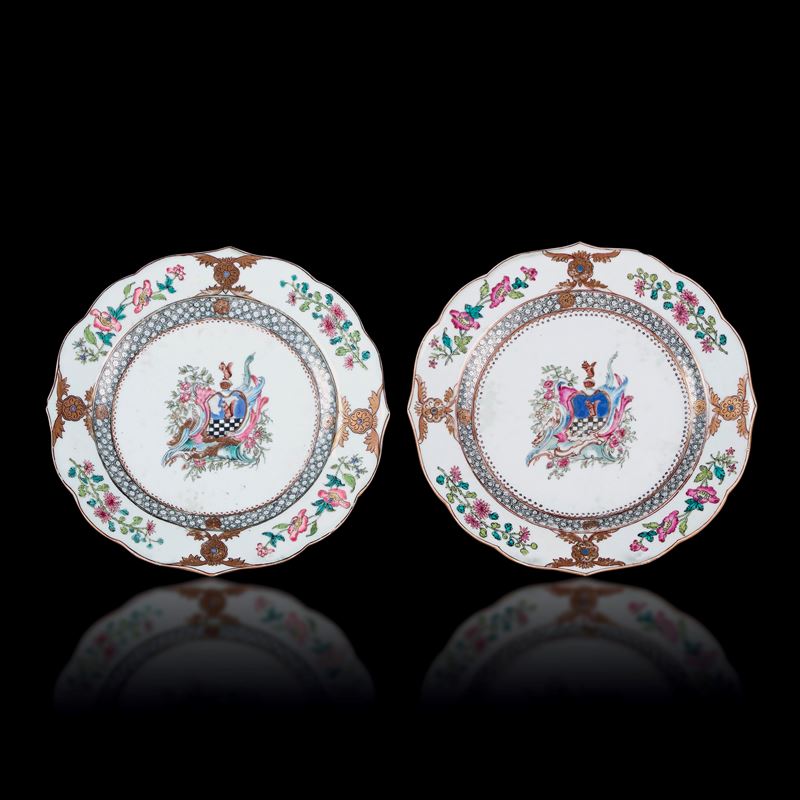 Coppia di piatti in porcellana Famiglia Rosa a decorazione floreale con stemma al centro del cavetto, Cina, Dinastia Qing, epoca Qianlong (1736-1796)  - Auction Italian Mansions - Cambi Casa d'Aste