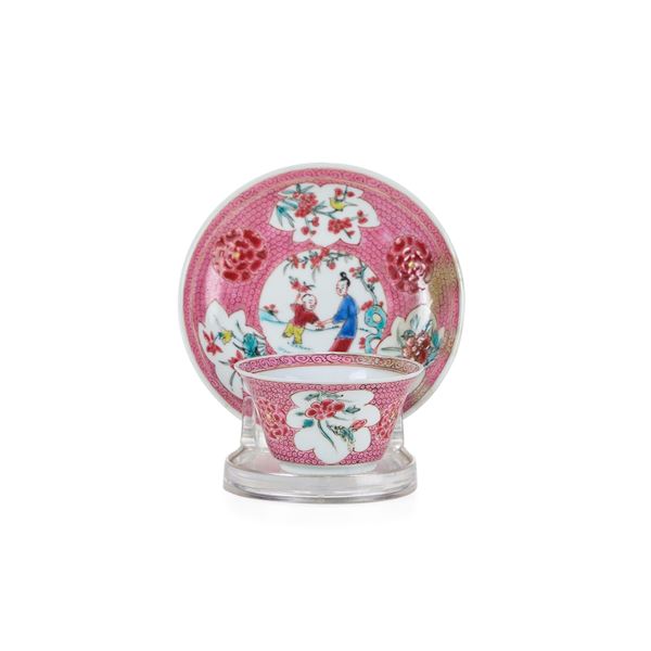 Tazza con piattino in porcellana Famiglia Rosa, Cina, Dinastia Qing, epoca Yongzheng (1723-1735)