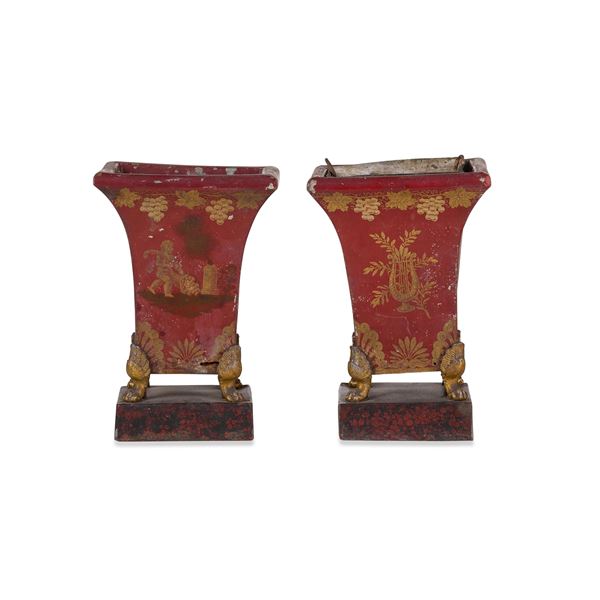 Coppia di vasetti laccati in oro su fondo rosso e base in legno