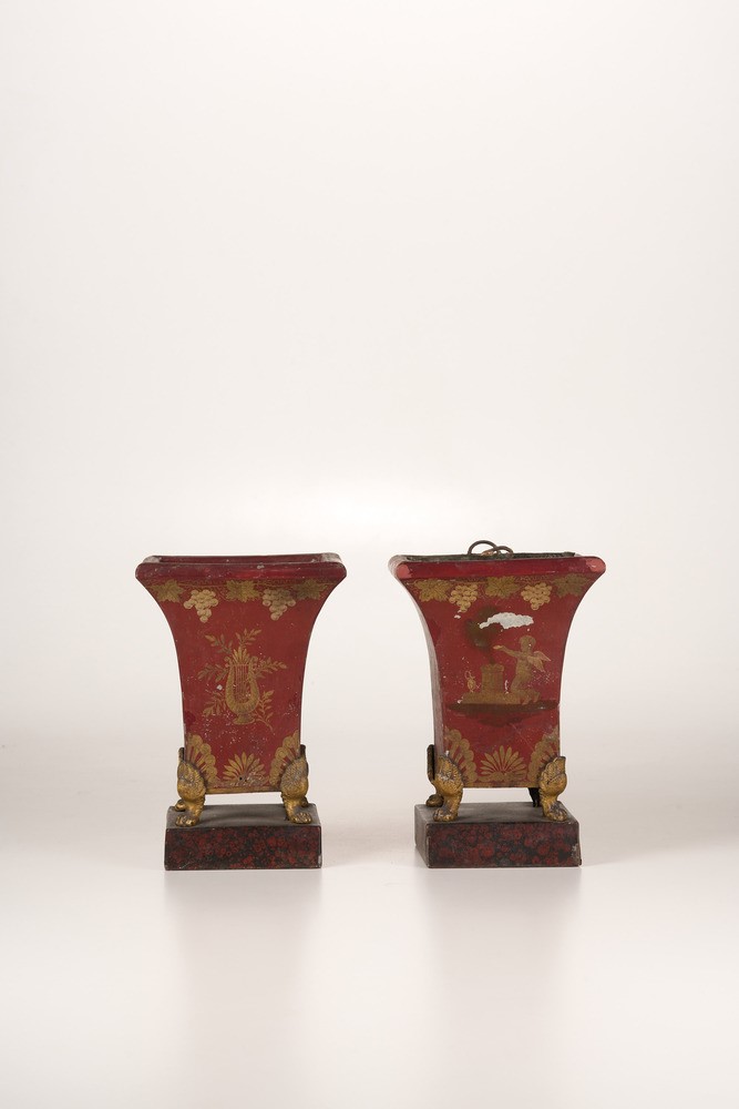 Coppia di Vasetti Laccati in Oro su Fondo Rosso e Base in Legno