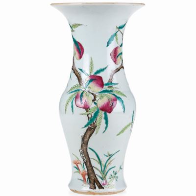 Vaso in Porcellana con Decoro di Pesche, Cina, Dinastia Qing, XIX Secolo