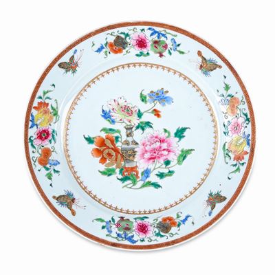Piatto in Porcellana Famiglia Rosa con Decori Floreali e Soggetto Naturalistico, Cina, Dinastia Q...