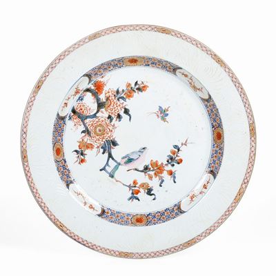 Piatto in Porcellana Imari con Decori Floreali e Figura di Uccellino tra i Rami, Cina, Dinastia Q...