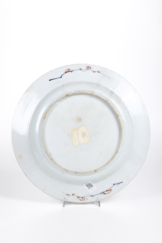 Piatto in Porcellana Imari con Decori Floreali e Figura di Uccellino tra i Rami, Cina, Dinastia Q...