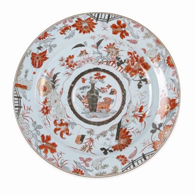 Piatto in Porcellana con Decori Floreali e Soggetto Naturalistico, Cina, Dinastia Qing, Epoca Yon...