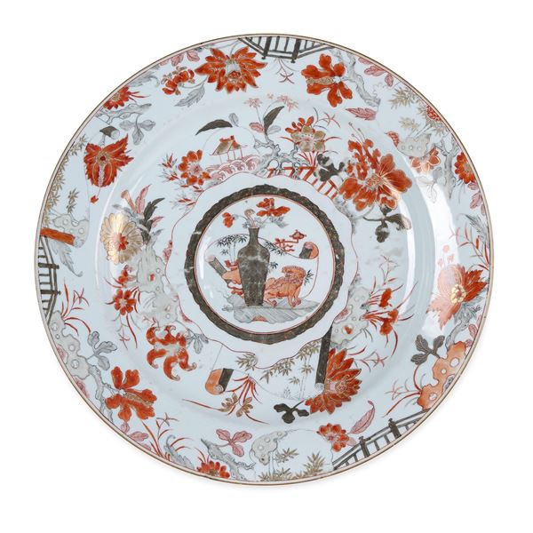 Piatto in porcellana con decori floreali e soggetto naturalistico, Cina, Dinastia Qing, epoca Yongzheng (1723 - 1735)