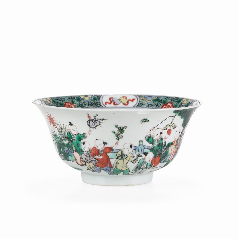 Coppa in porcellana Famiglia Verde con raffigurazione di fanciulli entro paesaggio, Cina, Dinastia Qing, epoca Guangxu (1875 - 1908)  - Auction Italian Mansions - Cambi Casa d'Aste