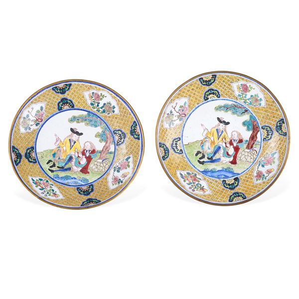 Due piatti in smalto con decoro d’ispirazione occidentale, Cina, Dinastia Qing, epoca Qianlong (1736-1796)
