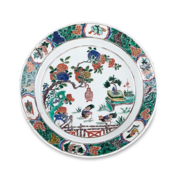 Piatto in porcellana Famiglia Verde con soggetto naturalistico e decori floreali, Cina, Dinastia Qing, epoca Kangxi (1662-1722)