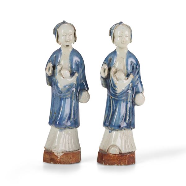 Coppia figurine in porcellana con smalto monocromo celeste, Cina, Dinastia Qing, epoca Qianlong (1736-1796)