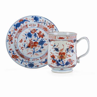 Boccale e Piatto in Porcellana Imari con Decori Floreali, Cina, Dinastia Qing, Epoca Qianlong (17...