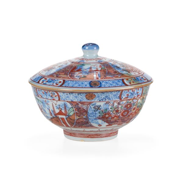 Ciotola con coperchio in porcellana Imari con scene di vita comune entro riserve e decori floreali, Cina, Dinastia Qing, epoca Qianlong (1736-1796)