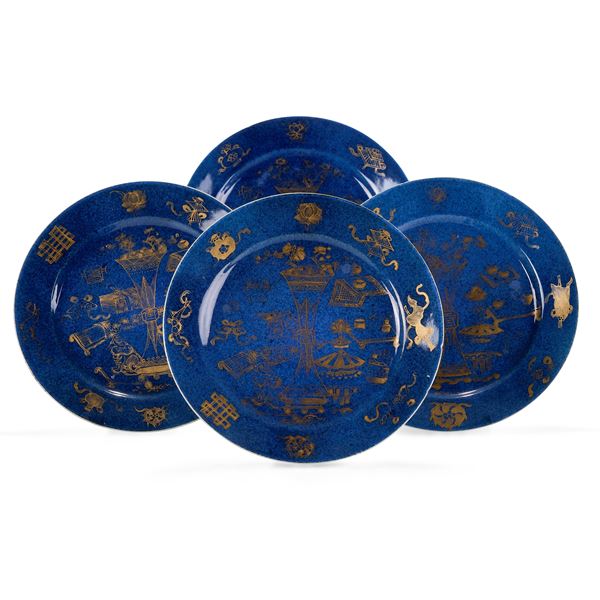 Quattro piatti in porcellana monocroma blu poudrè con decori naturalistici lumeggiati in color oro, Cina, Dinastia Qing, epoca Kangxi (1662-1722)