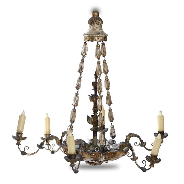 Lampadario a sei luci in legno intagliato e dorato e metallo. XVIII secolo