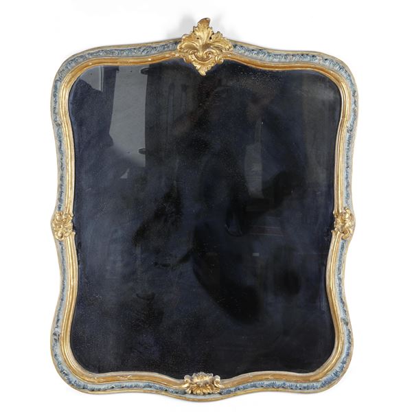 Specchiera in legno sagomato, laccato e dorato. XVIII secolo