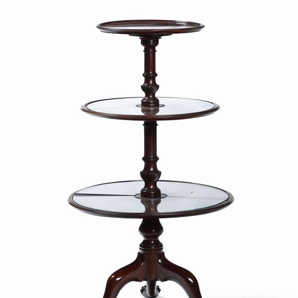 Tavolino a tre ripiani in mogano. XIX secolo