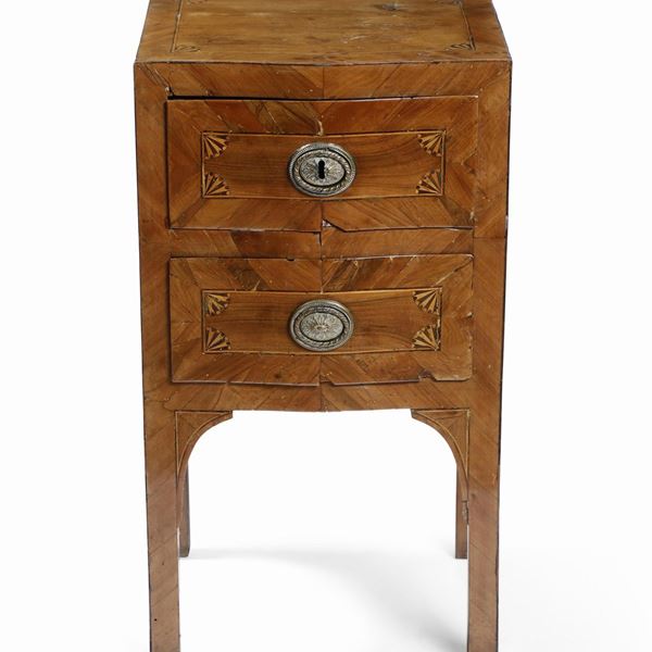 Coppia di comodini lastronati e filettati. XVIII-XIX secolo