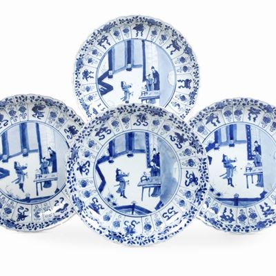 Quattro Piatti in Porcellana Bianca e Blu con Personaggi e Decori Floreali, Cina, Dinastia Qing, ...