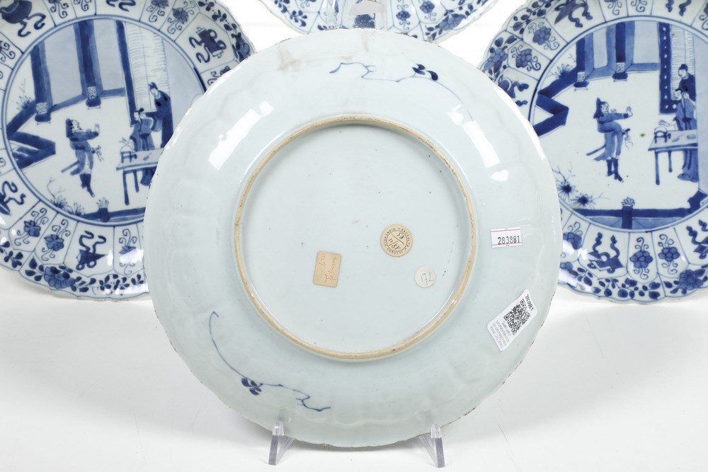 Quattro Piatti in Porcellana Bianca e Blu con Personaggi e Decori Floreali, Cina, Dinastia Qing, ...
