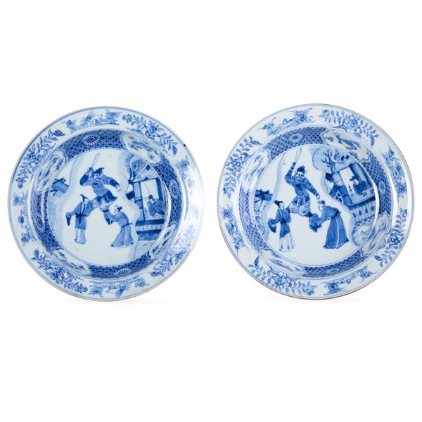 Coppia di piatti in porcellana bianca e blu raffiguranti personaggi, Cina, Dinastia Qing, epoca Kangxi (1662-1722)