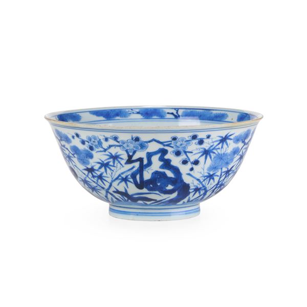 Ciotola in porcellana bianca e blu con decoro di paesaggio, Cina, Dinastia Qing, epoca Kangxi (1662-1722), marca apocrifa Xuande