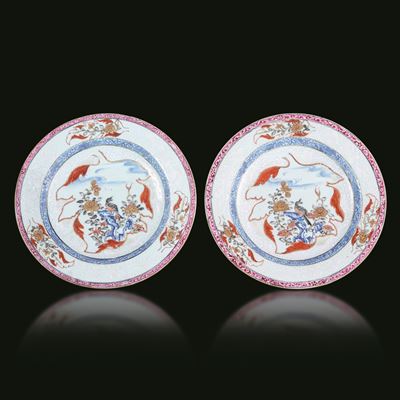 Coppia di piatti in porcellana Famiglia Rosa con decoro naturalistico, Cina, Dinastia Qing, epoca...