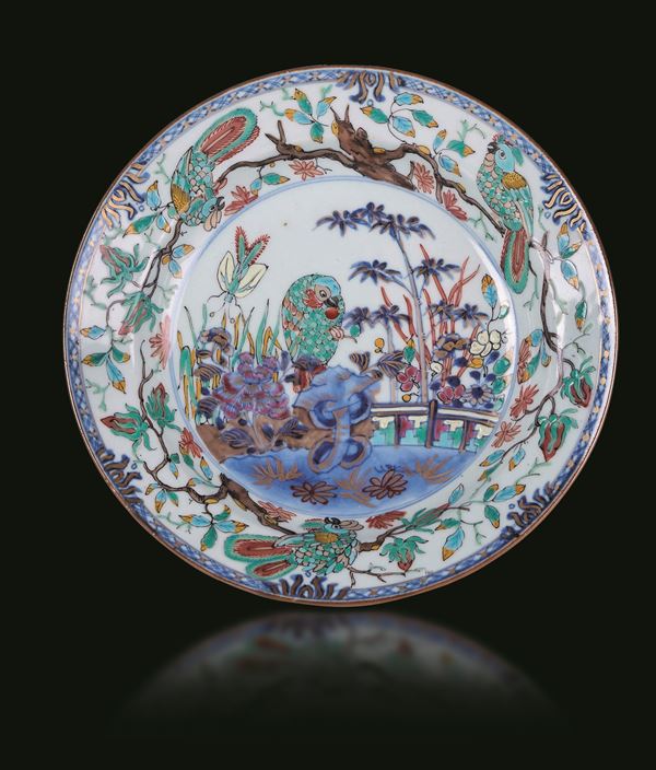 Piatto in porcellana con figura di pappagallino entro paesaggio, Cina, Dinastia Qing, epoca Qianlong (1736-1796)