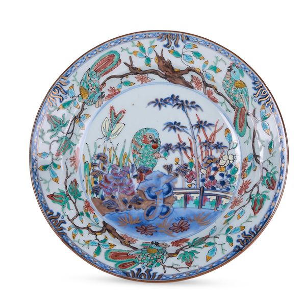 Piatto in porcellana con figura di pappagallino entro paesaggio, Cina, Dinastia Qing, epoca Qianlong (1736-1796)