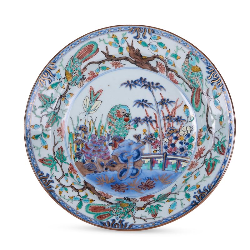 Piatto in porcellana con figura di pappagallino entro paesaggio, Cina, Dinastia Qing, epoca Qianlong (1736-1796)  - Asta Dimore Italiane - Cambi Casa d'Aste