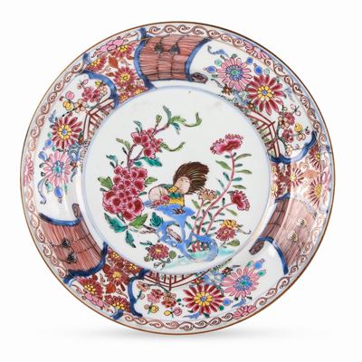 Piatto in Porcellana Famiglia Rosa con Figura di Galletto e Decori Floreali, Cina, Dinastia Qing,...