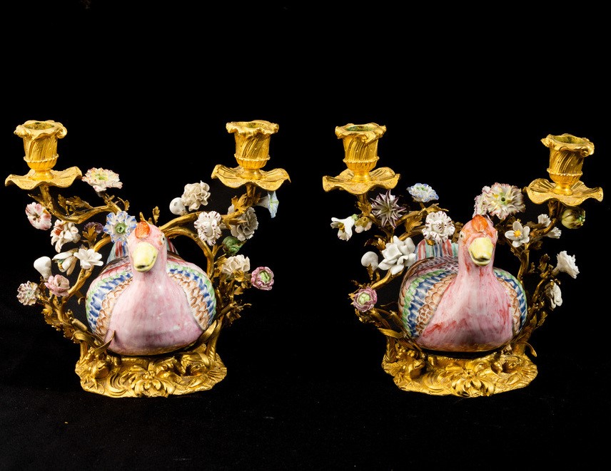 Coppia di Candelabri in Bronzo con Papere in Porcellana Decorata con Smalti Famiglia Rosa, Cina, ...