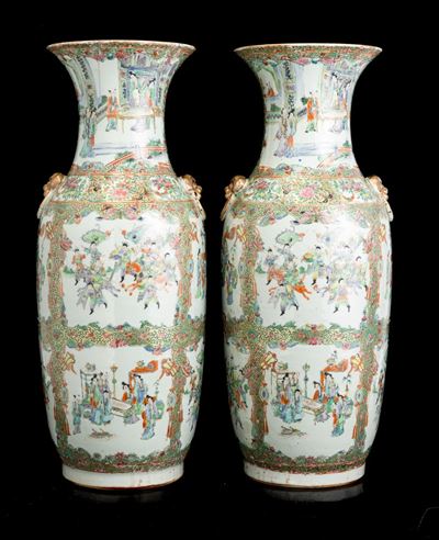 Cina, Dinastia Qing, Coppia di vasi in porcellana a decoro floreale con scene di vita comune entr...