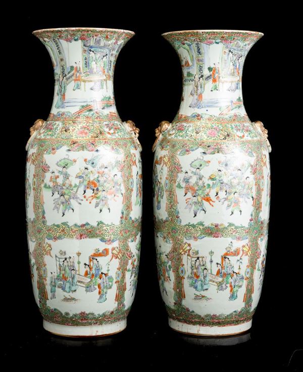 Coppia di vasi in porcellana a decoro floreale con scene di vita comune entro riserve, Cina, Dinastia Qing, XIX secolo