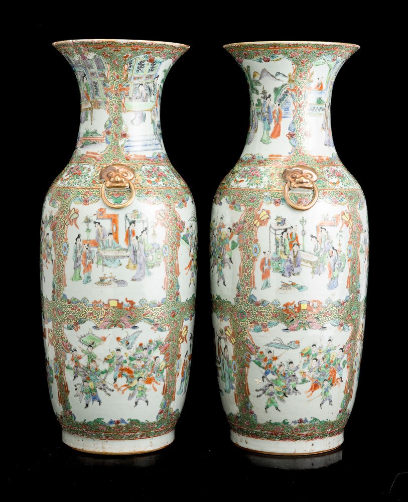 Cina, Dinastia Qing, Coppia di vasi in porcellana a decoro floreale con scene di vita comune entr...