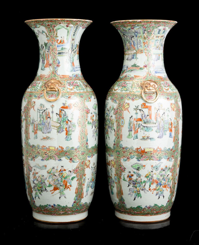 Cina, Dinastia Qing, Coppia di vasi in porcellana a decoro floreale con scene di vita comune entr...