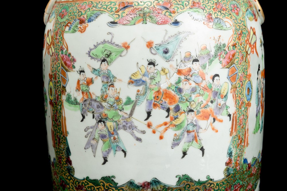 Cina, Dinastia Qing, Coppia di vasi in porcellana a decoro floreale con scene di vita comune entr...