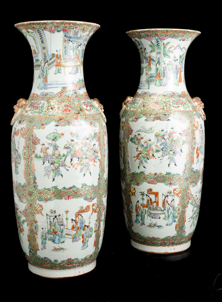 Cina, Dinastia Qing, Coppia di vasi in porcellana a decoro floreale con scene di vita comune entr...