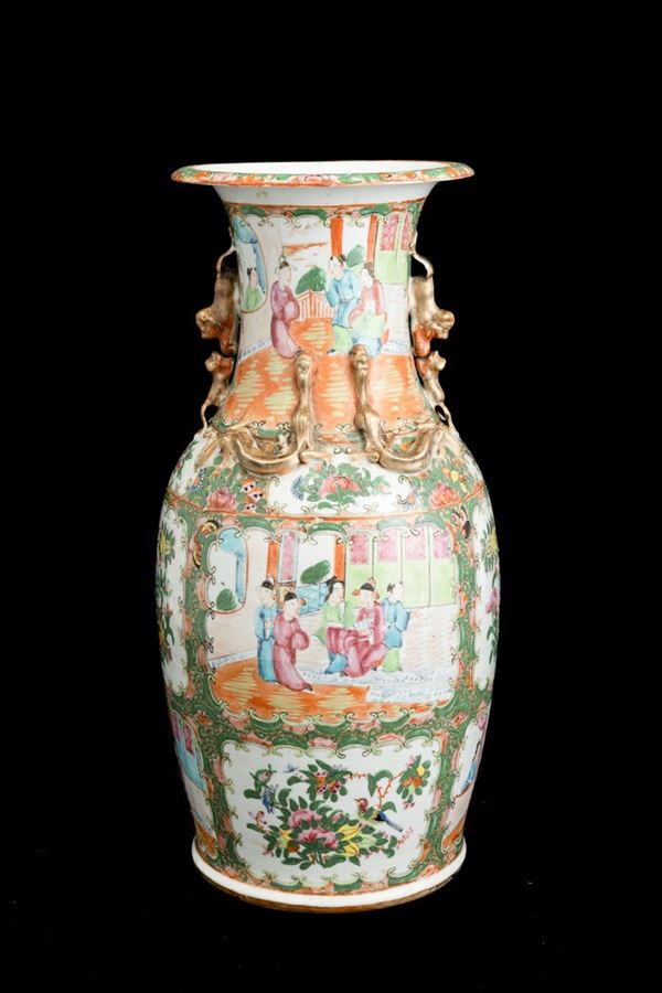Vaso in porcellana Famiglia Rosa con scene di vita comune entro riserve, decori floreali e figure di draghetti a rilievo, Cina, Dinastia Qing, XIX secolo
