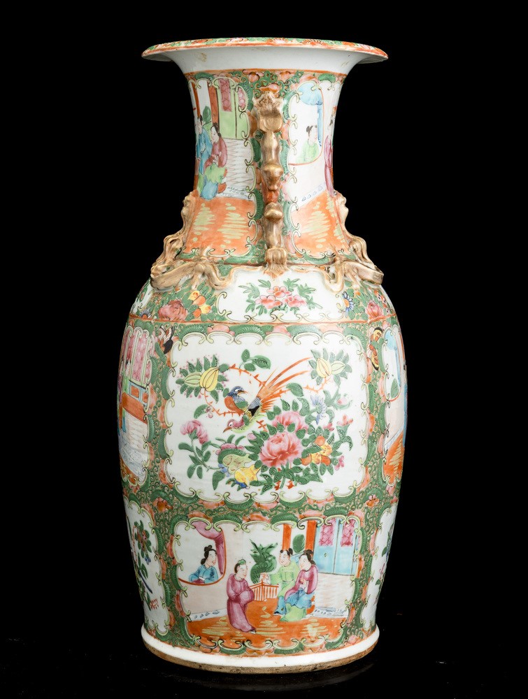 Dinastia Qing, Vaso in porcellana Famiglia Rosa con scene di vita comune e draghetti a rilievo, C...
