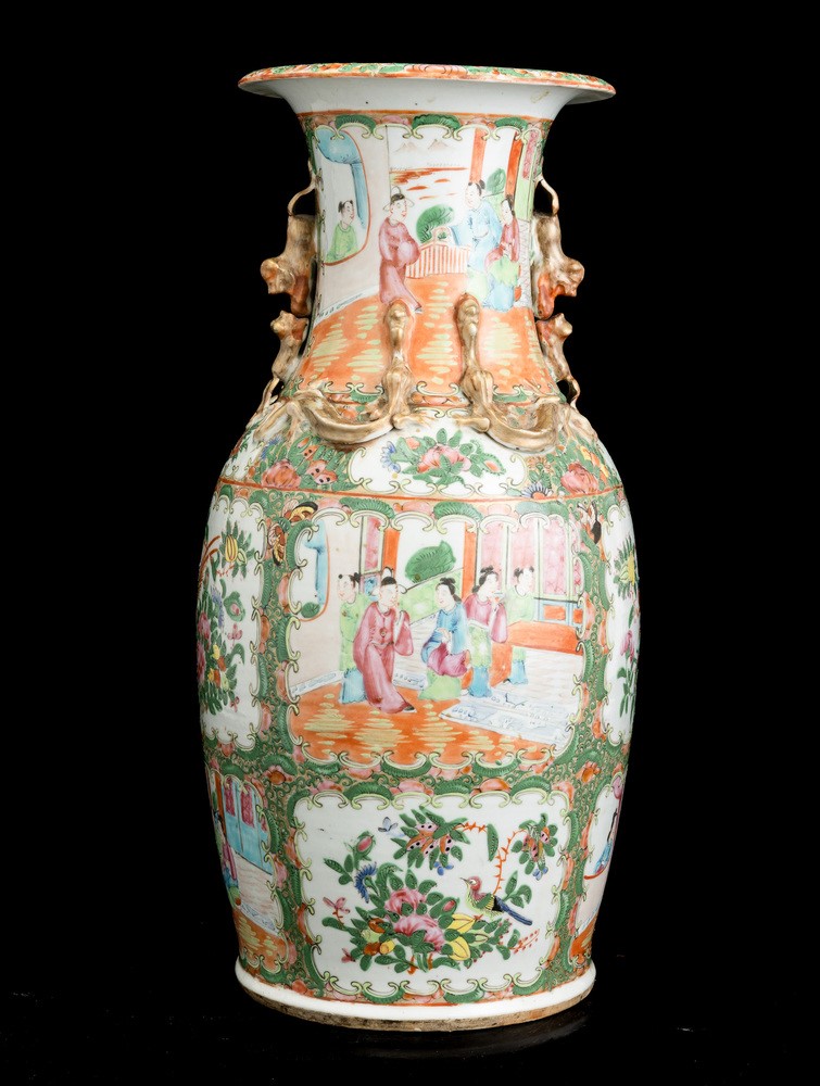 Dinastia Qing, Vaso in porcellana Famiglia Rosa con scene di vita comune e draghetti a rilievo, C...