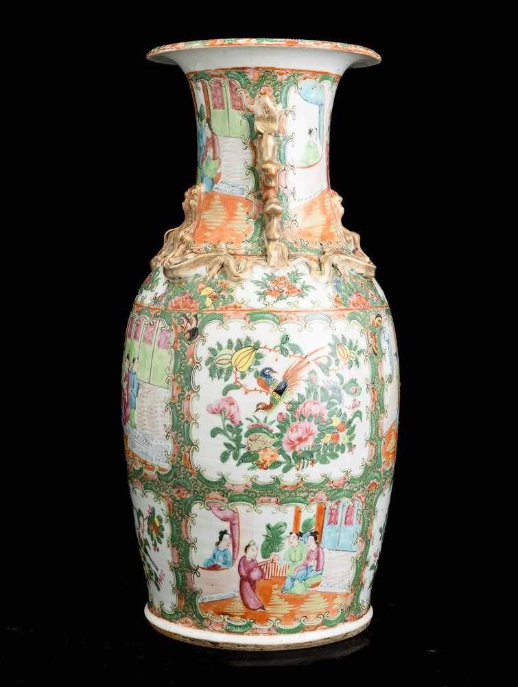 Dinastia Qing, Vaso in porcellana Famiglia Rosa con scene di vita comune e draghetti a rilievo, C...