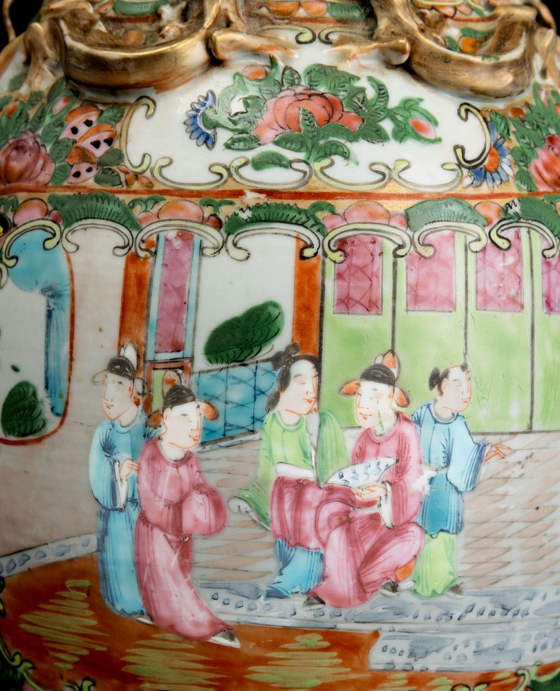 Dinastia Qing, Vaso in porcellana Famiglia Rosa con scene di vita comune e draghetti a rilievo, C...