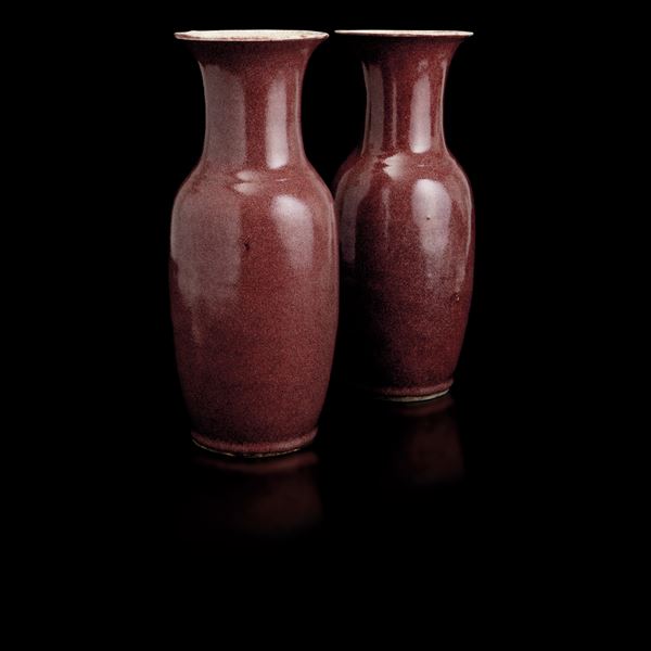 Coppia di vasi in porcellana sangue di bue, Cina, Dinastia Qing, epoca Guangxu (1875-1908) 