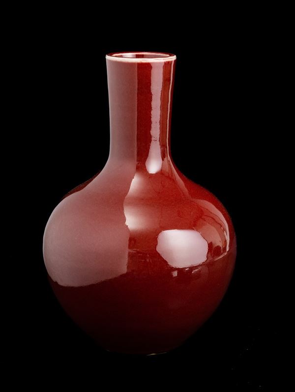 Vaso a bottiglia in porcellana monocroma sangue di bue, Cina, Repubblica, XX secolo
