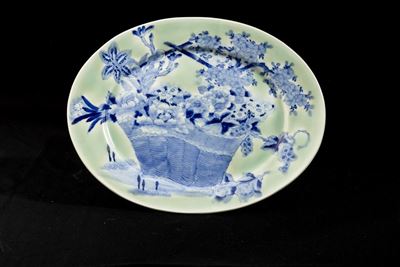 Giappone, Piatto ovale in porcellana con decoro naturalistico bianco e blu, periodo Meiji