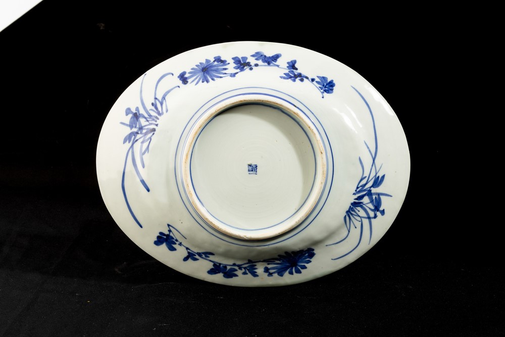 Giappone, Piatto ovale in porcellana con decoro naturalistico bianco e blu, periodo Meiji