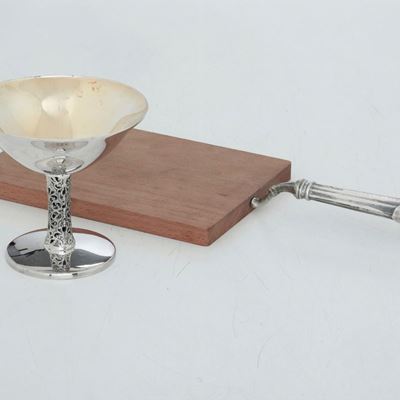 Coppa. Argentiere Eugenio Stancapiano, Palermo XX Secolo.tagliere in Legno con Manico in Argento....