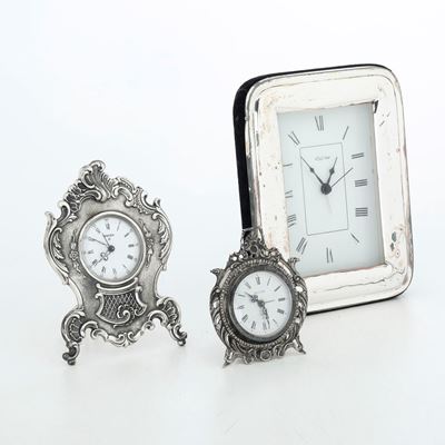 Tre Orologi da Tavolo con Cornici in Argento. Differenti Manifatture del XX-XXI Secolo