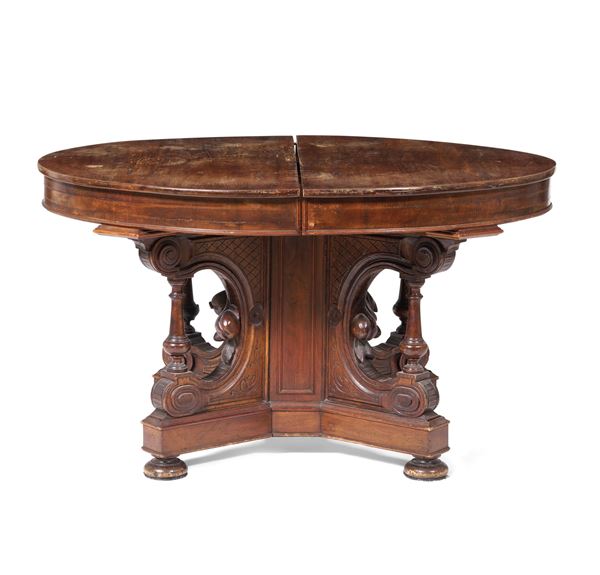 Tavolo in legno intagliato. XIX secolo