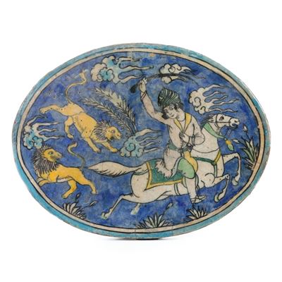 Targa decorativa persiana del XIX secolo, raffigurante la caccia al leone in ceramica silicea